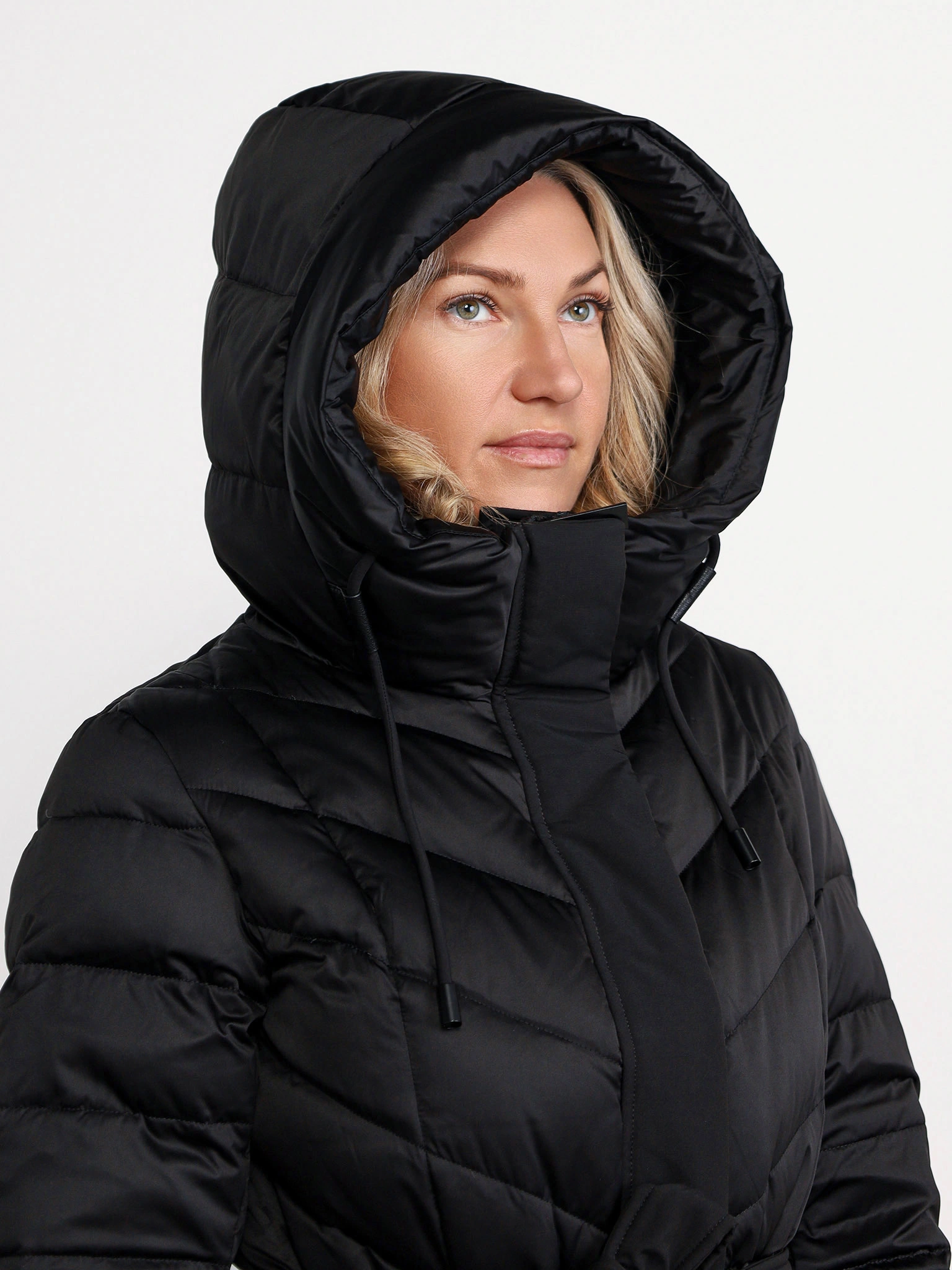 Пуховик черного цвета с капюшоном